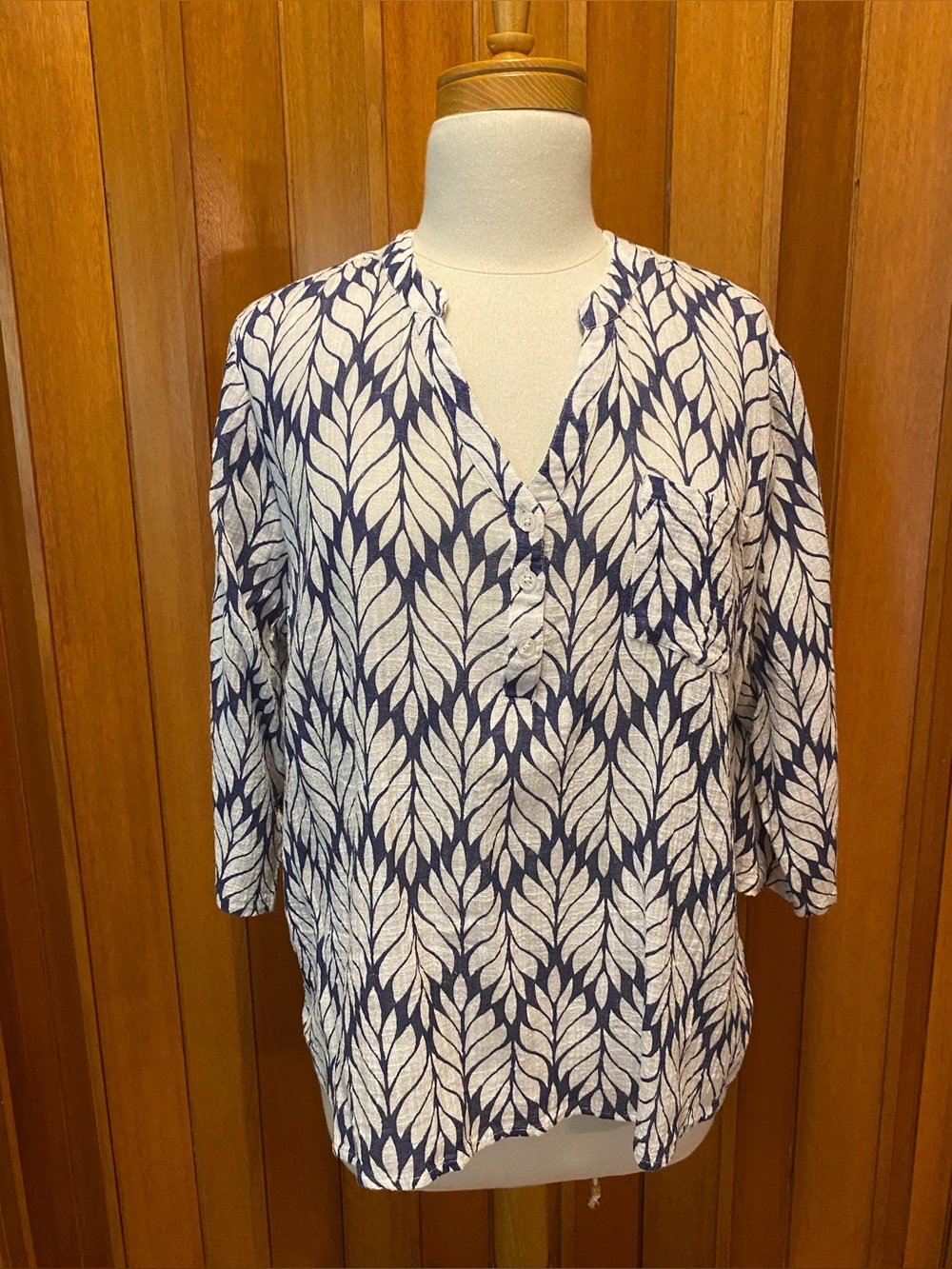 CHARLIE B Navy/white Leaf Blouse